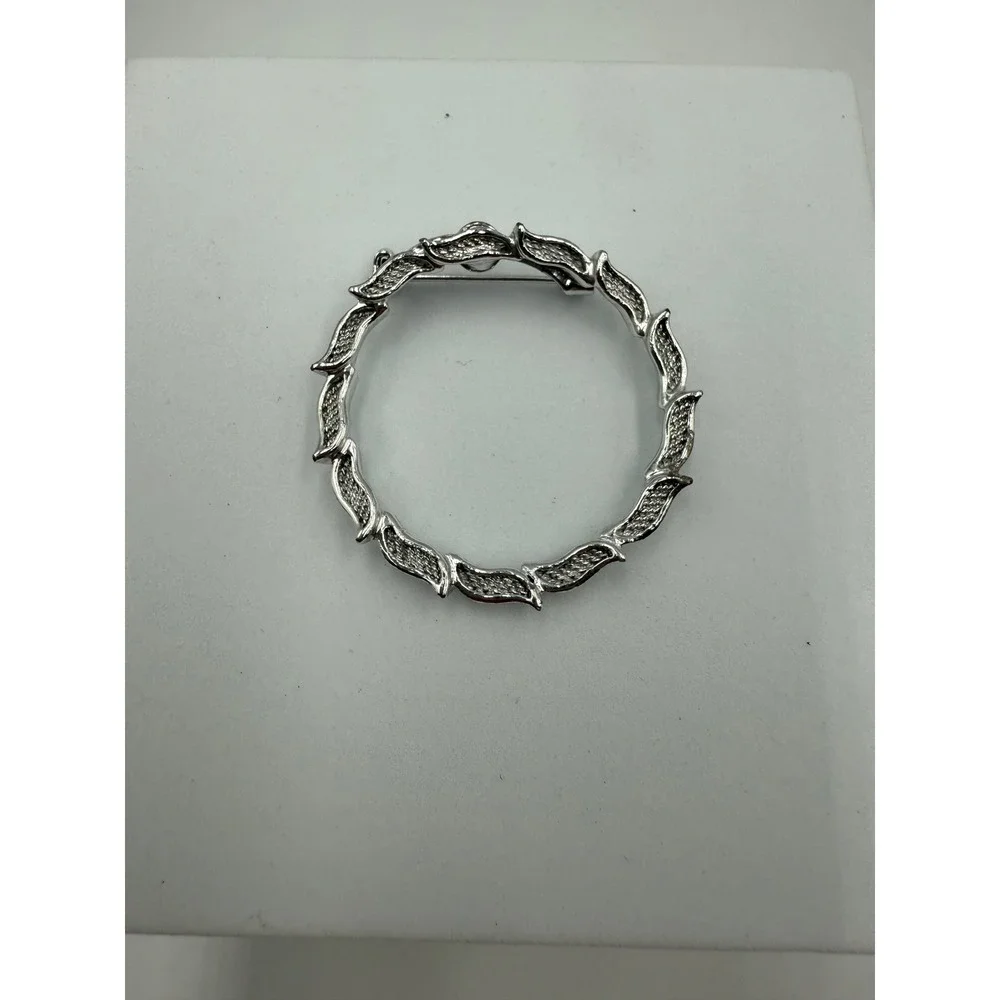Gerrys Vintage Silver Tone Textured Wreath Circle Brooch Pin Costume Jewelry